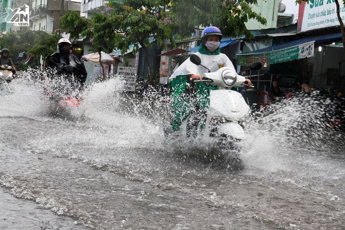 Sài Gòn: Người dân khổ sở vì ngập sau cơn mưa chiều nay 7/11
