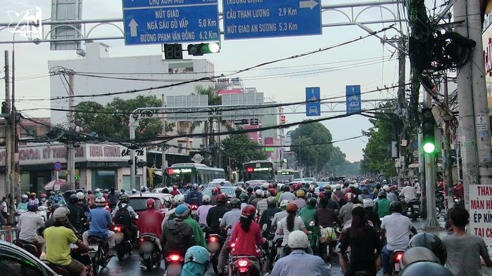 Sài Gòn: Người dân khổ sở vì ngập sau cơn mưa chiều nay 7/11