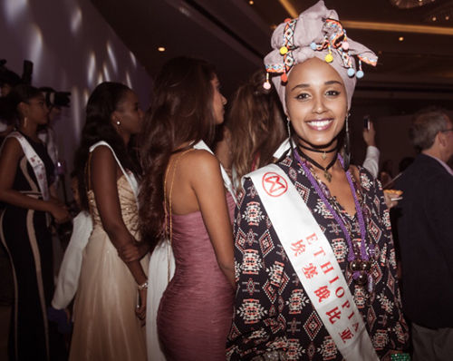 
Hoa hậu đến từ Ethiopia diện váy mang họa tiết cầu kì. 