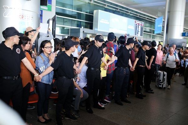 
Hơn 100 vệ sĩ được điều động ra sân bay Tân Sơn Nhất từ sớm để đảm bảo an toàn cho nhóm.