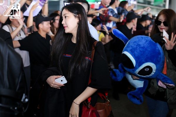 Lần thứ 2 trong tuần đến Việt Nam, T-ara vẫn được hàng trăm fan chào đón gây 