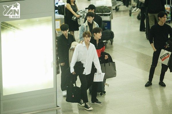 
Cùng thời điểm T-ara tới TP.HCM, nhóm nhạc nam Teen Top cũng đáp chuyến bay đến đây để chuẩn bị tham gia đêm nhạc giao lưu văn hóa Việt - Hàn tối 8/11.