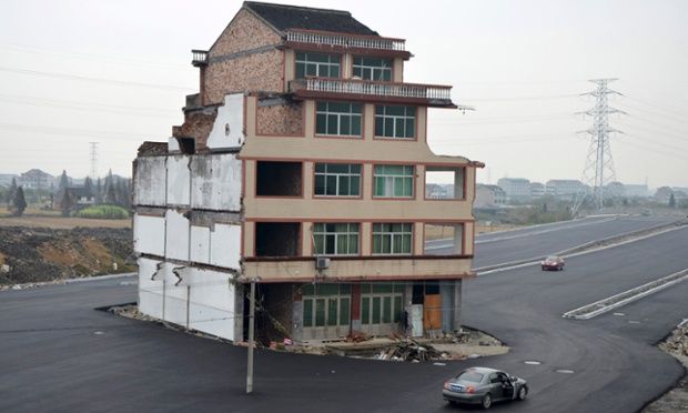 
Năm 2012, một cặp vợ chồng già không muốn nhìn thấy nhà bị đập đi nên giờ nó là căn nhà duy nhất đứng trên con đường chạy qua ngôi làng mà họ sống ở tỉnh Chiết Giang.