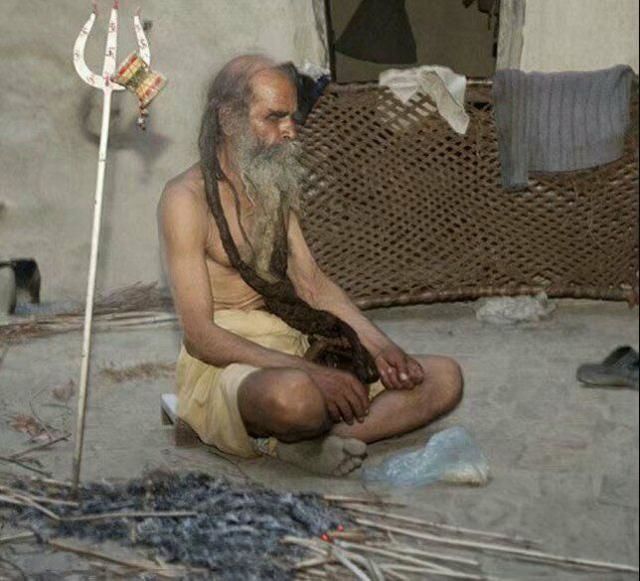 
Ông Kailash thường ngồi thiền bên đống lửa hàng giờ mỗi ngày