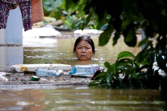 
Đường phố Hội An chìm ngập trong nước lũ. Ảnh: Reuters
