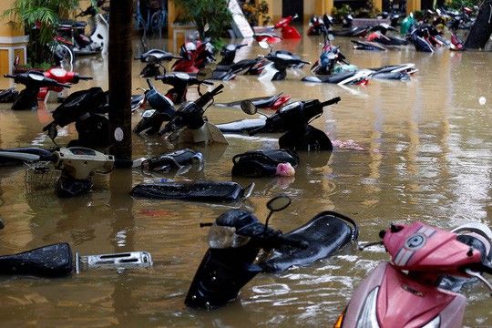 
Khu vực để xe máy ngập trong nước lũ ở Hội An. Ảnh: Reuters