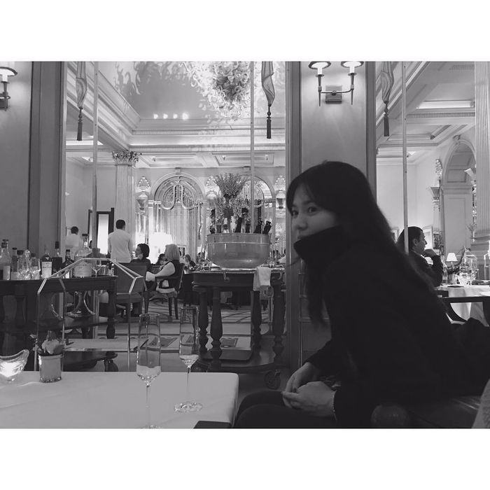 
Song Hye Kyo rất ưa chuộng cách hiệu ứng trắng đen này, đăng tải rất nhiều bức hình trắng đen lên Instagram trong thời điểm năm 2016.