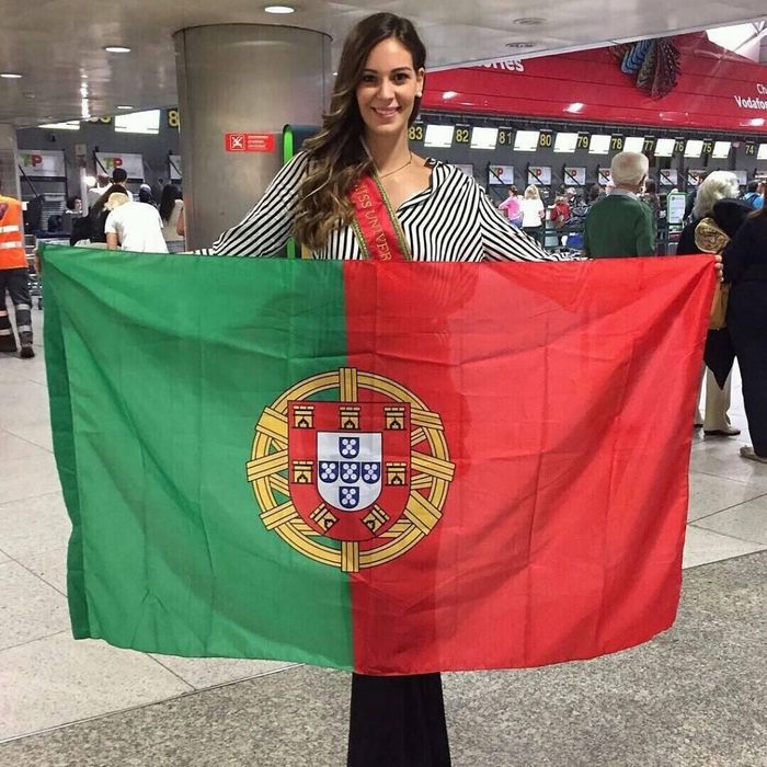 
Đại diện Bồ Đào Nha tươi tắn cầm quốc kỳ tại sân bay.