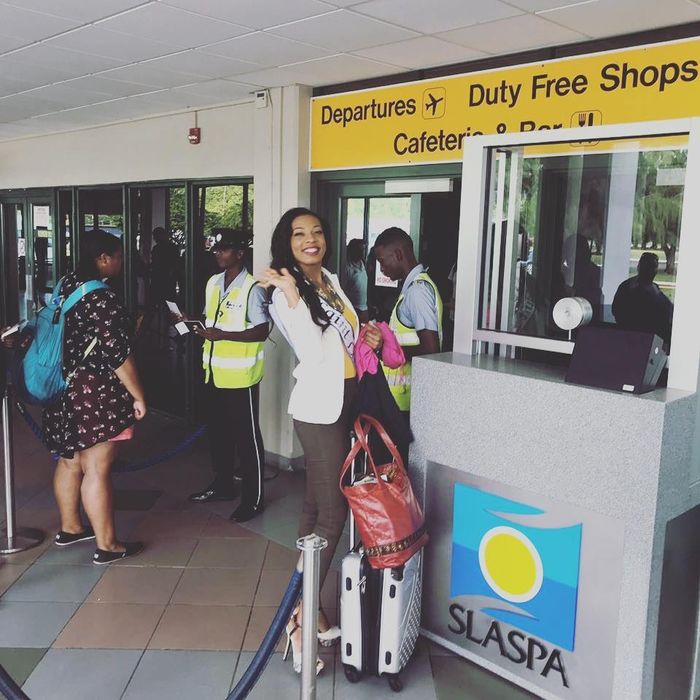 
Đại diện của Sait Lucia tranh thủ tạo kiểu chụp ảnh check-in tại sân bay. 