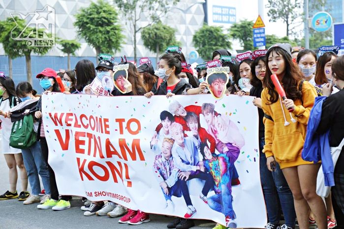 Hàng trăm fan Việt túc trực từ sáng sớm, mang theo băng rôn khẩu hiệu chờ đón nhóm iKON tại sân bay