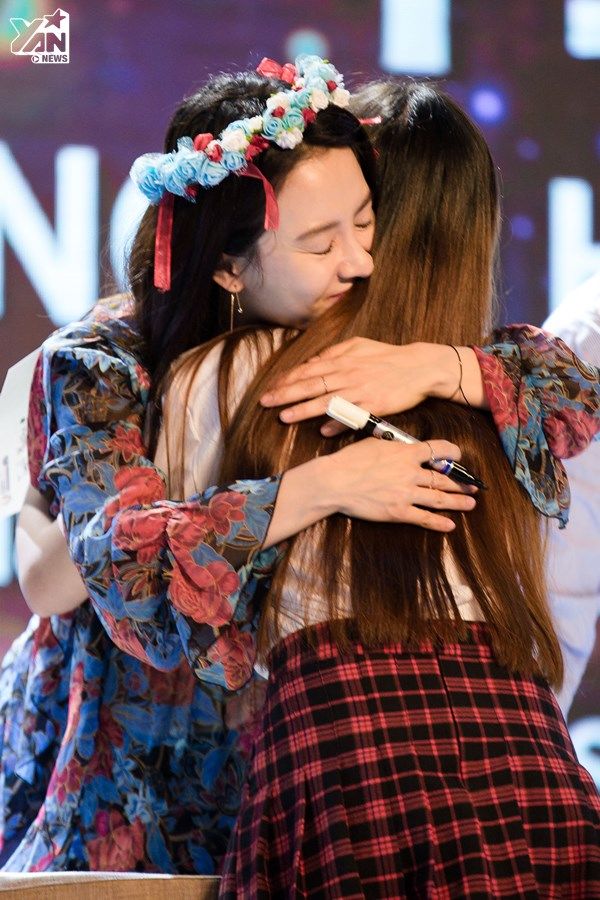 
Cô còn đáp lại tình cảm của fan Việt bằng cách ôm chặt từng người sau khi kí tặng. 