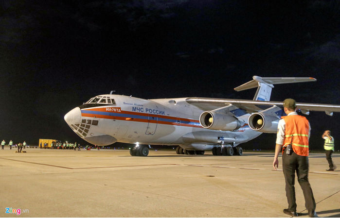 
Máy bay vận tải mang theo 40 tấn hàng viện trợ cho đồng bào miền Trung vừa hứng chịu cơn bão số 12 lịch sử.