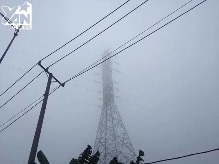 Sài Gòn chìm trong sương mù dày đặc, tầm nhìn của người đi đường bị hạn chế