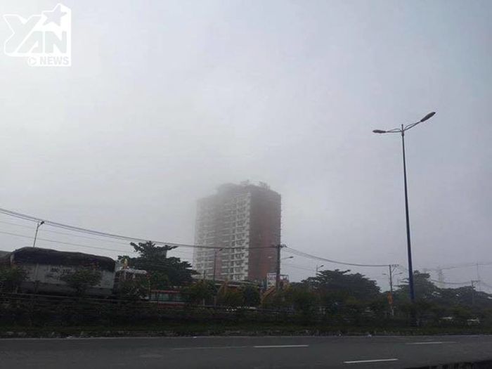 
Một góc toà nhà cao tầng bị "che khuất" trong sương mù vào buổi sáng sớm