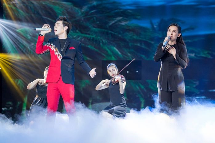 
Màn biểu diễn song ca tân cổ giao duyên của Erik và Phi Nhung trên sân khấu Cặp đôi hoàn hảo 2017.