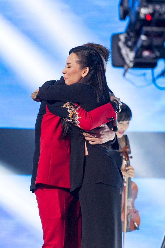 
Phi Nhung đã ôm chặt Erik ngay sau phần biểu diễn và rơi nước mắt vì xúc động.