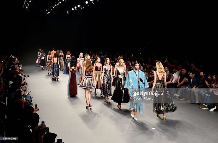 
Hình ảnh toàn cảnh sàn diễn tại sự kiên thời trang Fashion Foward Dubai 2017.