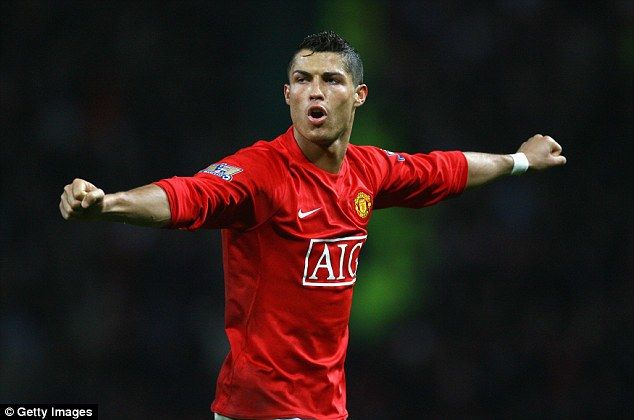 
Ronaldo đang nhớ lại khoảng thời gian thi đấu cho màu áo đỏ. 