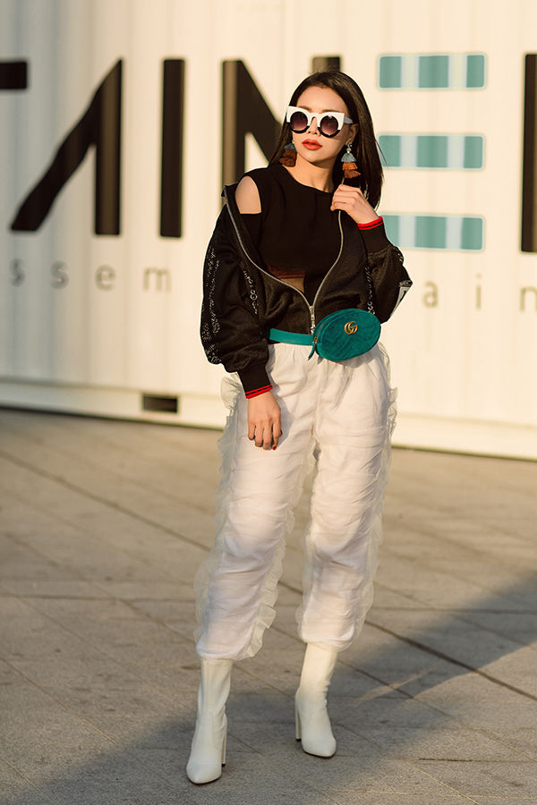 
Nữ ca sĩ Trà Ngọc Hằng thử sức với set đồ đậm chất thể thao tại sự kiện thời trang với chiếc belt bag màu xanh ngọc cực sang.