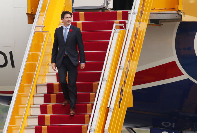 
Khoảng 10h50 sáng ngày 8/11, chuyên cơ của Lực lượng Không quân Hoàng gia Canada đã đáp xuống sân bay Nội Bài. Đây là lần đầu tiên ông Trudeau đến Việt Nam kể từ khi nhậm chức. (Ảnh: Vnexpress.net)