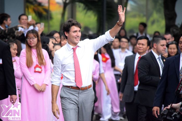 
Thủ tướng Canada Justin Trudeau không ngừng vẫy tay chào các bạn sinh viên tại Đại học Tôn Đức Thắng