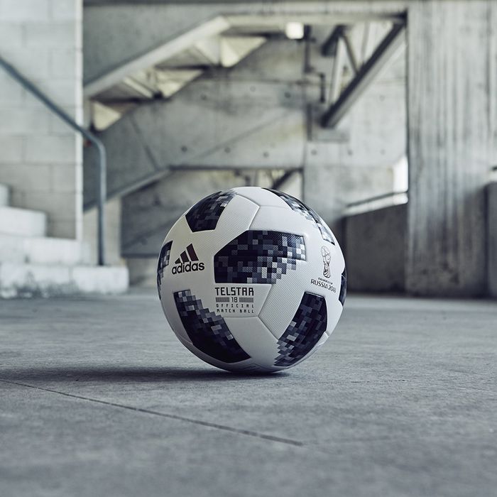 
Thậm chí, quả bóng được sử dụng chính thức tại World Cup 2018 cũng là một sản phẩm retro. Đây là phiên bản thứ 2 của quả bóng Telstar được ra mắt vào năm 1970 tại Mexico.