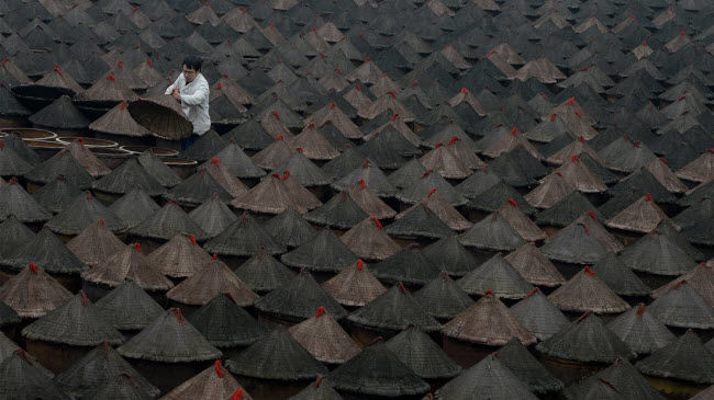 
Đây là 5.000 bình nước lẩu được ủ tại một nhà máy và bảo tàng lẩu nóng tại thành phố Trùng Khánh.