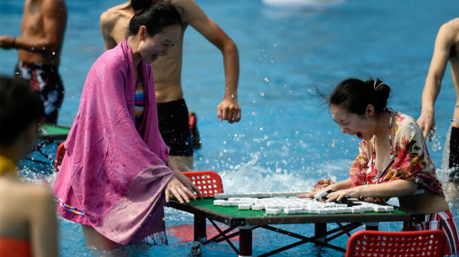 
Thành phố Trung Khánh đặc biệt nóng vào mùa hè và mọi người thường tới bể bơi và các bãi biển để tránh nóng. Hoạt động được nhiều người ưa thích là chơi mạt chược dưới bể bơi.