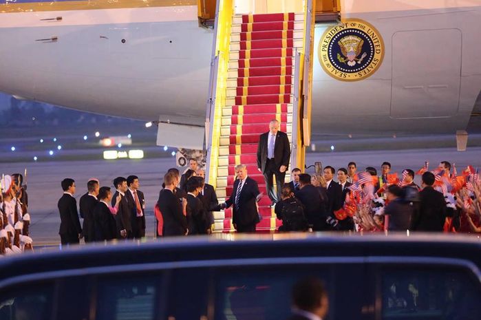Tổng thống Mỹ bước đi giữa hai hàng tiêu binh nghiêm trang, tiến về phía đoàn xe ô tô đang chờ đón ông.