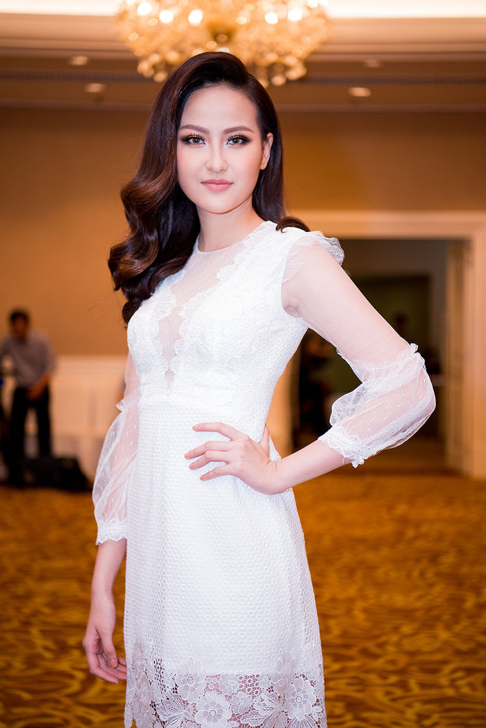 Phạm Hương vắng mặt, Lan Khuê bất ngờ đến chúc mừng tân Hoa hậu Hoàn cầu 2017 Khánh Ngân