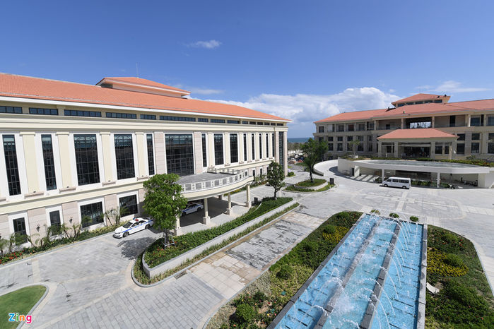 
Nằm ở vị trí chiến lược, cách sân bay Quốc tế Đà Nẵng và phố cổ Hội An tầm 20 phút lái xe, khu nghỉ dưỡng này  được lựa chọn làm địa điểm phục vụ Tuần lễ Cấp cao APEC 2017, đây là nơi dự kiến tổ chức Quốc yến chiêu đãi 21 nhà lãnh đạo các nền kinh tế và các đại biểu. Tổ hợp khách sạn này được xây mới hoàn toàn. 