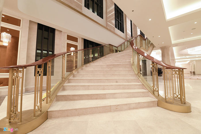 
Hai bên đại sảnh là 2 cầu thang lớn dẫn lên tầng 2, nơi diễn ra quốc yến chiêu đãi 21 nhà lãnh đạo.