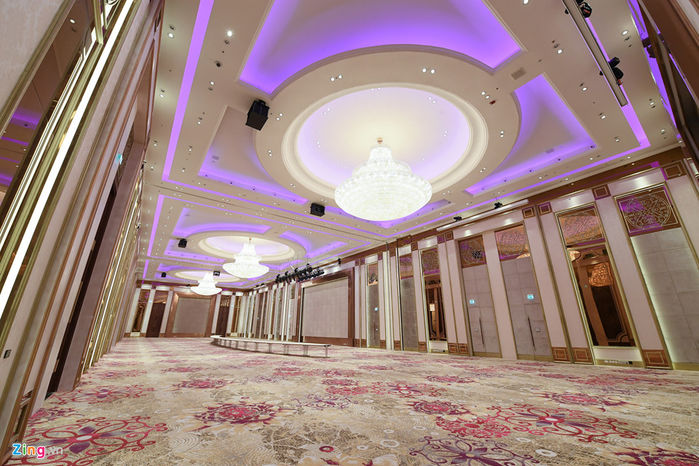 
Phòng đại tiệc được trang bị hệ thống âm thanh, ánh sáng hiện đại, đặc biệt là hệ thống đèn chuyển màu linh hoạt có thể tùy chỉnh phù hợp với các chủ đề sự kiện.