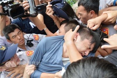 
Trần Hạo Dương bị ẩu đả ngay trước cửa tòa án