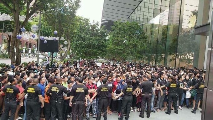 
Hàng nghìn người xếp hàng chờ mua Iphone X trong ngày mở bán tại Singapore.