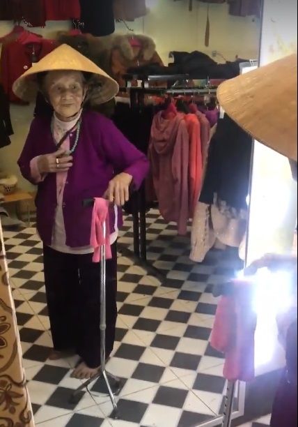 
Cụ bà 103 tuổi ngỡ ngàng vì người kia giống mình từng chi tiết một