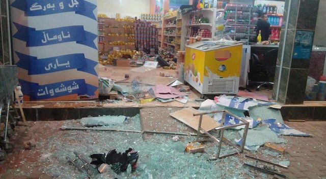 
Một cửa hàng tại Halabja bị thiệt hại nặng sau trận động đất đêm 12-11 - Ảnh: RUDAW