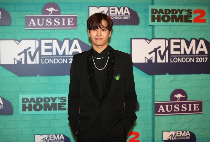 
Jackson diện cây đen bảnh bao trên thảm đỏ của MTV EMA năm nay.