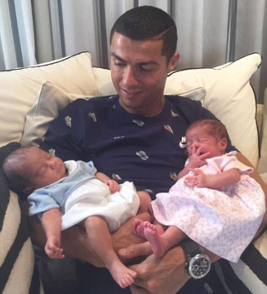 
Ronaldo bên cạnh cặp "thiên thần" song sinh.