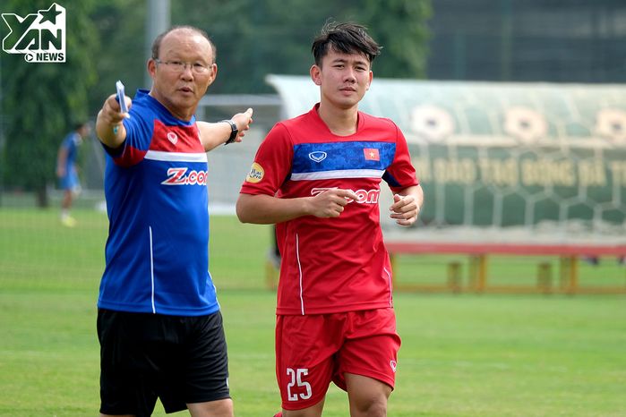 Ông Park và ê-kip đã làm việc cật lực trong hơn 1 tuần qua nhằm giúp các cầu thủ có sự sẵn sàng cao nhất trước trận đấu (Ảnh: Minh Hoàng)