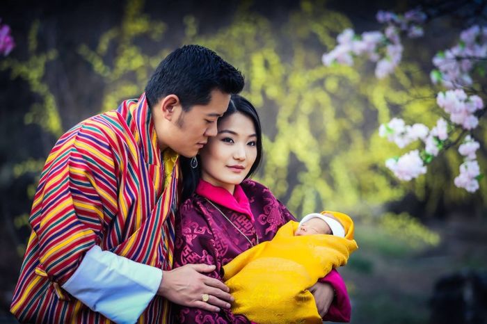 
Mối tình thanh mai trúc mã của vị vua si tình và quyến rũ của đất nước Bhutan và cô gái thường dân xứng đáng là chuyện tình cổ tích đẹp nhất châu Á. 