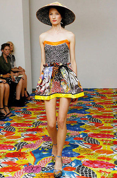 
Tại Tuần lễ Thời trang New York 2011, NTK người Ý - Alberta Ferrerti cũng đã lấy cảm hứng phương Đông để tạo nên BST đầy màu sắc.