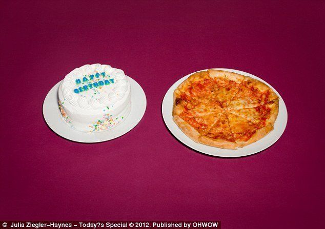 
Cùng lựa chọn là bánh ​Pizza, nhưng tử tù David Leon Woods lại ăn kèm với và bánh sinh nhật. (Ảnh: OHWOW)