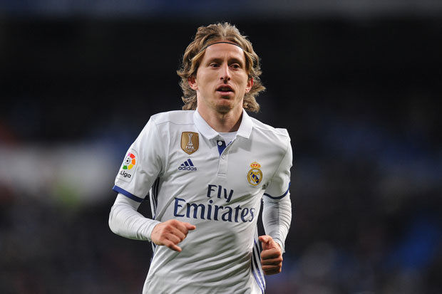 
Tiền vệ trung tâm - Luka Modric (Real Madrid): Tiền vệ người Croatia vẫn đang khẳng định được tầm ảnh hưởng của mình trong lối chơi của Los Blancos. Đã 32 tuổi nhưng đẳng cấp của Modric vẫn chưa bị mai một. 