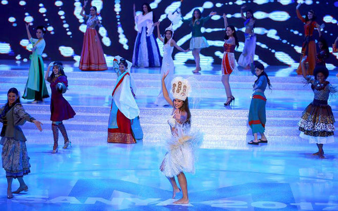 Trực tiếp Chung kết Miss World 2017: Đỗ Mỹ Linh diện áo tứ thân xuất hiện nổi bật phần mở màn