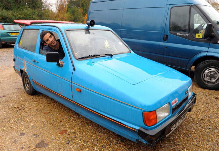 
Nếu không để ý, nhiều người sẽ nhầm đây là một chiếc xe phế liệu thay vì phương tiện di chuyển của cựu thủ môn tuyển Anh, David James. Chiếc Reliant Robin màu xanh được David James sử dụng trong suốt quãng thời gian anh chơi cho CLB Portsmouth (2006-2010).​