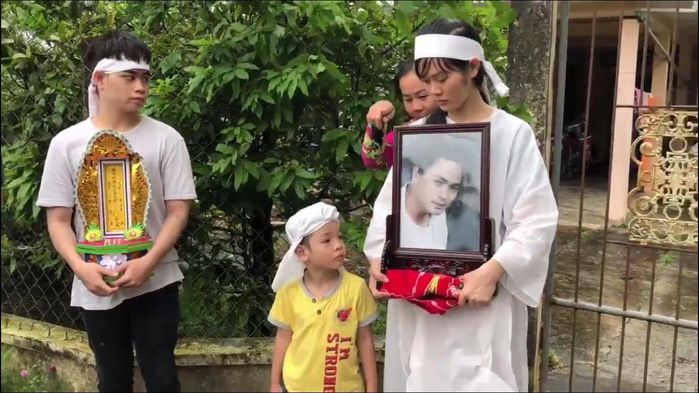 
Vợ trẻ và con Nguyễn Hoàng không giấu nổi đau buồn trong đám tang. - Tin sao Viet - Tin tuc sao Viet - Scandal sao Viet - Tin tuc cua Sao - Tin cua Sao