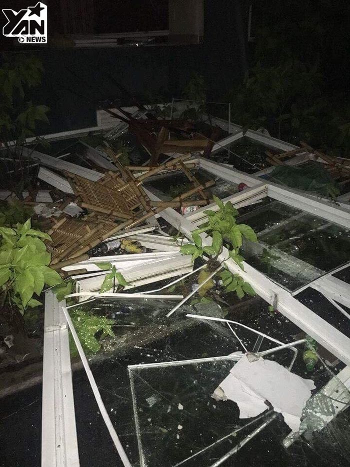 Trần nhà KTX ĐH Quốc gia TP.HCM bị sập sau cơn mưa lớn khiến nhiều sinh viên tháo chạy