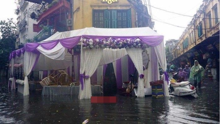 
Đám cưới chìm trong biển nước tại Hà Nội