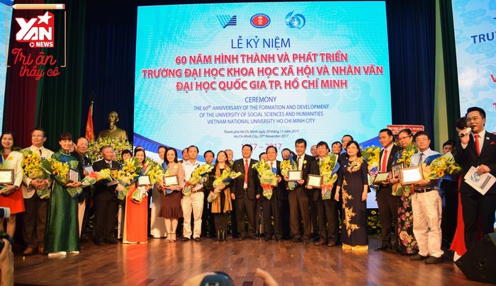 Sinh viên Đại học KHXH & NV TP.HCM đón chào lễ kỉ niệm 60 năm thành lập trường đúng ngày 20/11